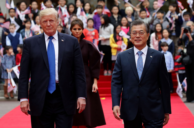 O presidente estadunidense Donald Trump e o presidente sul-coreano Moon Jae-in durante uma cerimônia de boas-vindas na Casa Azul em Seul, Coreia do Sul, em 7 de novembro de 2017  (Chung Sung-jun/Getty Images)