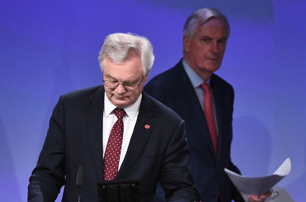 David Davis (esq.), o negociador chefe da Grã-Bretanha para o Brexit, e o Michel Barnier, o negociador chefe da União Europeia para o Brexit, chegam para se dirigirem à mídia após a sexta rodada de negociações no edifício da Comissão da UE em Bruxelas em 10 de novembro de 2017 (Emmanuel Dunand/AFP/Getty Imagens)