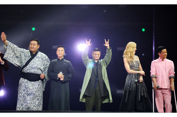 Jack Ma (C), fundador e presidente executivo da Alibaba, cumprimenta os espectadores e apresenta o ex-lutador mongol de sumo Dagvadorj Dolgorsurengiin (esq.), o ator Donnie Yen (2º esq.), a atriz australiana Nicole Kidman (2ª dir.) e o ator chinês Wu Jing (dir.), durante uma gala em Xangai do festival de compras da 11 de novembro da empresa Alibaba. (STR/AFP/Getty Images)