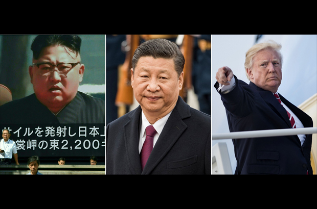 Esta combinação de imagens de arquivo mostra o líder norte-coreano Kim Jong-un (esq.) numa transmissão televisionada em Tóquio; o líder chinês Xi Jinping (centro); e o presidente estadunidense Donald Trump (Toru Yamanaka, Fred Dufour, Brendan Smialowski/AFP/Getty Images)