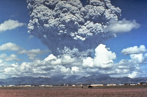 O Monte Pinatubo nas Filipinas entrou em erupção em 1991 (pt.wikipedia.org)