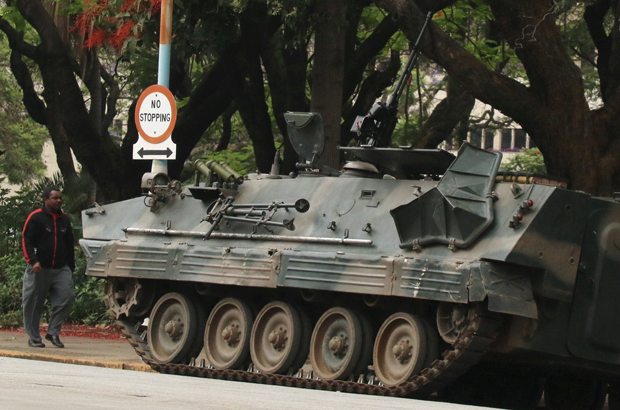 Um veículo blindado é visto diante do parlamento em Harare, Zimbábue, em 16 de novembro de 2017 (Reuters/Philimon Bulawayo)