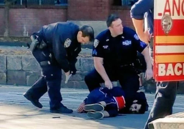 O uzbeque Saifullo Saipov é capturado pela polícia após um ataque em Nova York em 31 de outubro de 2017. (Vídeo)