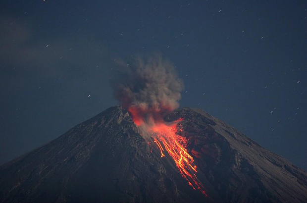 Lava é expelida do Monte Semeru em Java Oriental na Indonésia (commons.wikimedia.org)