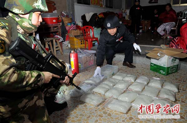 A polícia militar chinesa apreende drogas ilegais na vila de Boshe, na cidade de Lufeng, província de Guangdong, em 29 de dezembro (Captura de tela/CPD.com.cn)