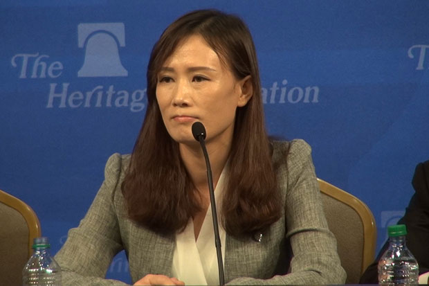 Lee So Yeon, uma refugiada norte-coreana, fala durante painel na "The Heritage Fundation" com outros refugiados da Coreia do Norte em 2015. Ela expôs os abusos de direitos humanos sofridos no país comunista (Mary Lee / Medill)