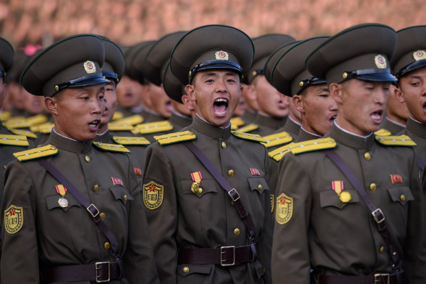 Soldados norte-coreanos participam de um desfile militar na Praça Kim Il-sung, em Pyongyang, em 10 de outubro de 2015 (ED JONES/AFP/Getty Images)