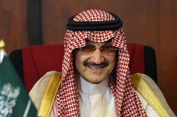 Arábia Saudita, míssil balístico - O príncipe saudita Alwaleed bin Talal durante uma reunião com o ministro das relações exteriores do Sri Lanka, Ravi Karunanayake, em Colombo, em 4 de julho de 2017 (Ishara S. Kodikara/AFP/Getty Images)