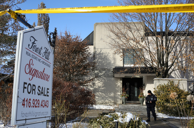 Canadá, suicídio, Barry Sherman, Apotex - Um fotógrafo forense da polícia trabalha em 16 de dezembro de 2017 na frente da casa do fundador bilionário da empresa farmacêutica canadense Apotex Inc., Barry Sherman e sua esposa Honey, que foram encontrados mortos em circunstâncias ditas "suspeitas" pela polícia de Toronto (Chris Helgren/Reuters)