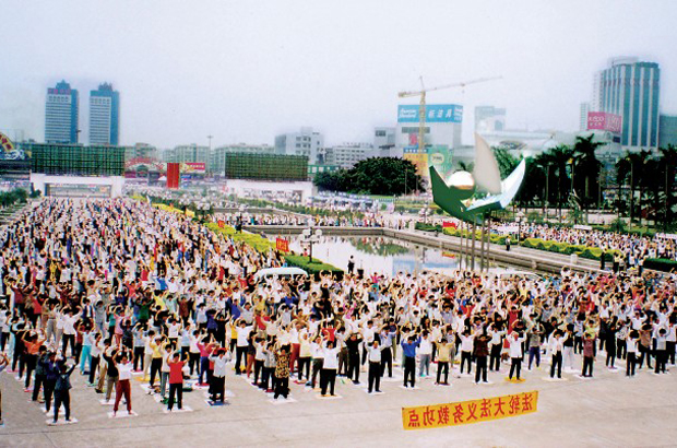 China, Falun Gong, perseguição, direitos humanos - Praticantes do Falun Gong se exercitam em meados dos anos 90 num espaço público na cidade de Guangzhou (Minghui.org)