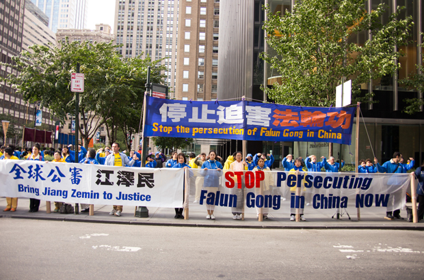 China, Falun Gong, perseguição - Praticantes do Falun Gong se reúnem numa manifestação diante do hotel Waldorf Astoria, onde o líder chinês Xi Jinping se hospedou durante sua visita à Nova York, em 26 de setembro de 2015 (Benjamin Chasteen/The Epoch Times)