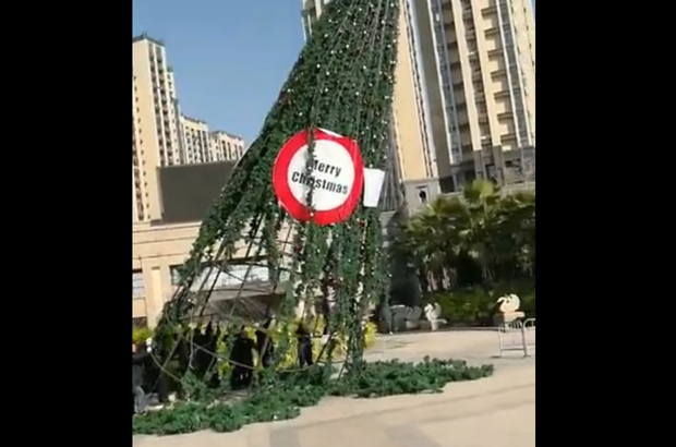 China, Natal, cristãos, repressão - A filmagem recentemente postada na internet mostra uma grande árvore de Natal na China que sendo derrubada por um grupo de homens vestidos de preto. O incidente ocorreu em Pequim, capital da China (Captura de tela/Weibo)