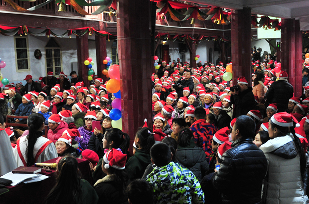 China, Natal, cristãos, repressão - A população cristã na China cresceu significativamente nos últimos anos e somaria agora dezenas de milhões. Na imagem, cristãos chineses participam de uma missa de véspera do Natal numa igreja em Fuyang, província de Anhui, Leste da China, em 24 de dezembro de 2017 (AFP/Getty Images)