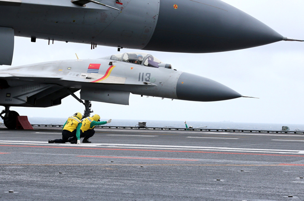 China, tecnologia, corrida armamentista - Aviões de combate J-15 chineses no convés do porta-aviões Liaoning durante exercícios militares no Mar do Sul da China em 2 de janeiro de 2017 (STR/AFP/Getty Images)