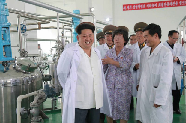 Coreia do Norte, antraz, armas químicas e biológicas - O líder norte-coreano Kim Jong-un visita o Instituto Biotécnico de Pyongyang numa imagem que especialistas dizem revelar equipamentos que poderiam ser usados para produzir antraz (Mídia estatal norte-coreana)