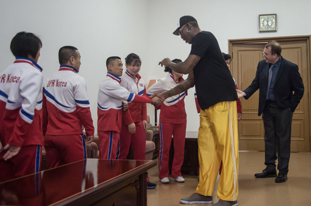 Coreia do Norte, Dennis Rodman, diálogos de paz - Dennis Rodman, ex-jogador de basquete da NBA, confraterniza-se com atletas norte-coreanos no Estádio Pyongyang em 15 de junho de 2017 (Kim Won-jin/AFP/Getty Images)