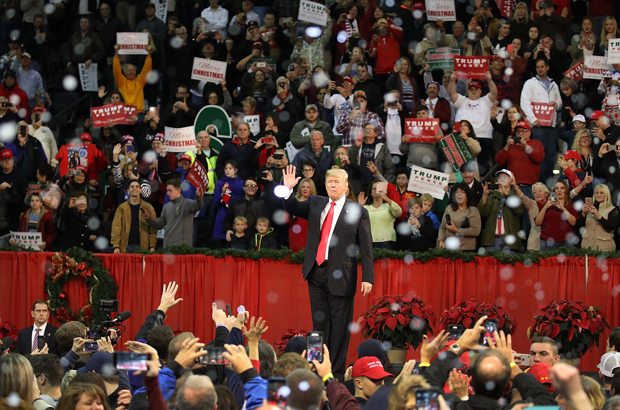 Coreia do Norte, Trump, sanções - O presidente estadunidense Donald Trump acena para apoiadores durante um evento no Pensacola Bay Center em Pensacola, Flórida, em 8 de dezembro de 2017 (Joe Raedle/Getty Images)