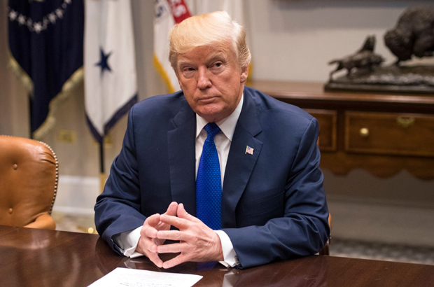 Coreia do Norte, ataque nuclear, guerra - O presidente estadunidense Donald Trump se dirige à mídia durante uma reunião com líderes do Congresso no Salão Roosevelt na Casa Branca em Washington, D.C., em 28 de novembro de 2017 (Kevin Dietsch/Getty Images)