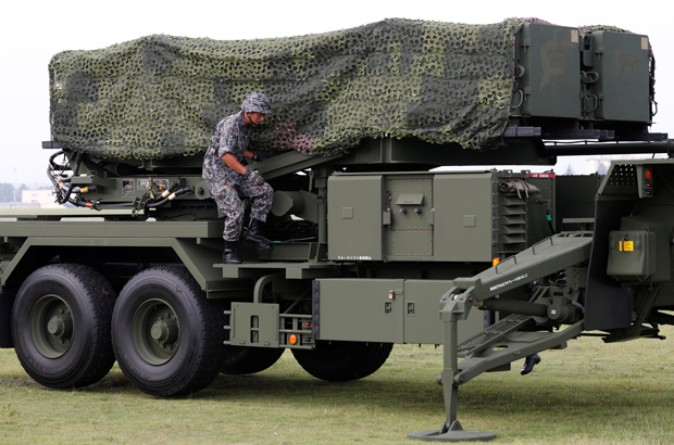 Japão, Coreia do Norte, corrida armamentista - Um soldado das Forças de Autodefesa do Japão participa de exercícios militares na Base Aérea Yokota da Força Aérea dos EUA, em Fussa, nos arredores de Tóquio, Japão, em 29 de agosto de 2017 (Issei Kato/Reuters)