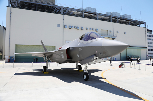 Japão, Coreia do Norte, corrida armamentista - O primeiro caça furtivo F-35A montado no Japão foi revelado numa fábrica da Mitsubishi Heavy Industries em Toyoyama, prefeitura de Aichi, Japão, em 5 de junho de 2017 (STR/AFP/Getty Images)