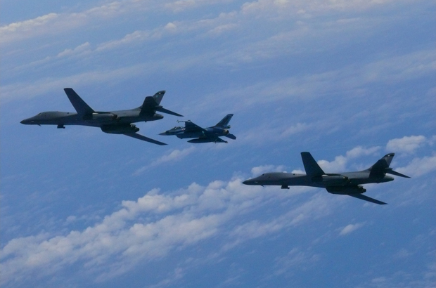 Japão, Coreia do Norte, corrida armamentista - Dois bombardeiros estadunidenses B-1B, parte do 9º Esquadrão Expedicionário Bombardeiro, enviados da Base Dyess da Força Aérea no Texas, voam com um avião de combate F-2 Koku Jieitai (da Força Aérea de Autodefesa do Japão) no Mar do Leste da China, em 7 de julho de 2017 (Força Aérea de Autodefesa do Japão)