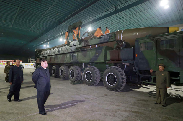 Coreia do Norte, programa nuclear, Kim Jong-un, execução - Nesta foto não datada, publicada pela mídia estatal KCNA em 6 de julho de 2017, o líder norte-coreano Kim Jong-un inspeciona a montagem de um míssil balístico intercontinental (ICBM) que foi lançado em 4 de julho de 2017 (STR/AFP/Getty Images/KCNA via KNS)