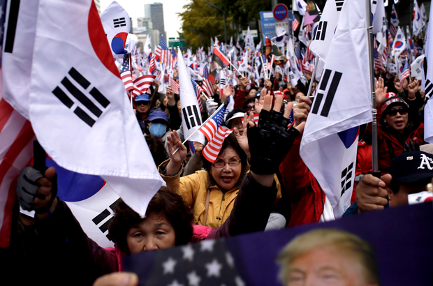 Coreia do Norte, mortalidade, guerra -Conservadores sul-coreanos participam de uma manifestação pró-Trump no centro da cidade de Seul, na Coreia do Sul, em 7 de novembro de 2017, durante a visita de Trump ao país como parte de sua turnê asiática (Woohae Cho/Getty Images)