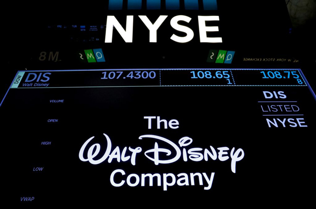 Disney, 21st Century Fox, aquisição - Uma tela mostra informações de cotação de ações da Walt Disney Company na Bolsa de Valores de Nova York em 13 de dezembro de 2017 (Brendan McDermid/Reuters)