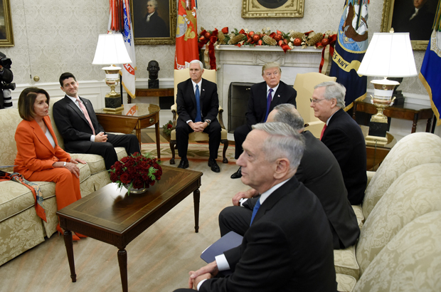 EUA, Trump, defesa nacional - O presidente estadunidense Donald Trump e o vice-presidente Mike Pence se reúnem com a liderança do Congresso, incluindo Nancy Pelosi (D-Calif.); o presidente da Câmara, Paul Ryan (R-Wis.); o líder da maioria do Senado, Mitch McConnell; e o senador Chuck Schumer (D-N.Y.), juntamente com o secretário da defesa Jim Mattis, no Salão Oval da Casa Branca em 7 de dezembro de 2017 (Olivier Douliery/Getty Images)