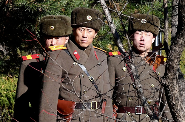 Coreia do Norte, ONU, paz - Soldados norte-coreanos na fronteira com a Coreia do Sul em 27 de novembro de 2017 (Getty Images)