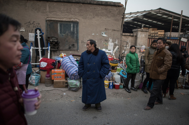 China, despejo - Residentes chineses permanecem diante de suas casas, após receberam avisos de despejo, nos arredores de Pequim, em 27 de novembro de 2017 (Fred Dufour/AFP/Getty Images)