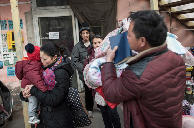 China, despejo - Chineses deixam suas casas nos arredores de Pequim, após receberem avisos de despejo, em 27 de novembro de 2017 (Fred Dufour/AFP/Getty Images)