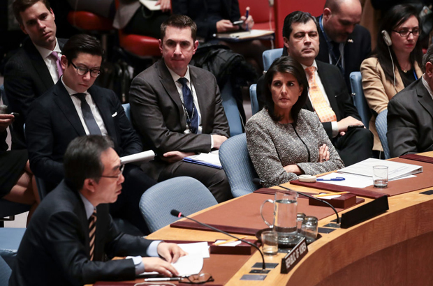 Coreia do Norte, guerra, refugiados - Cho Tae-yul (esq.), o embaixador sul-coreano nas Nações Unidas (ONU), fala, enquanto Nikki Haley (dir.), a embaixadora dos EUA na ONU, observa, durante um reunião de emergência do Conselho de Segurança da ONU a respeito das ambições nucleares da Coreia do Norte, na sede da ONU em Nova York, em 29 de novembro de 2017 (Drew Angerer/Getty Images)