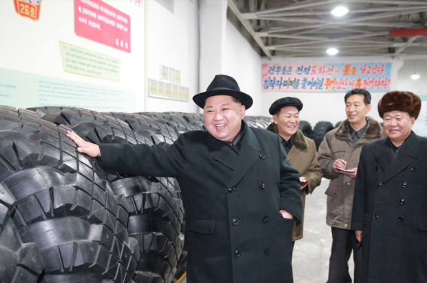 Coreia do Norte, guerra - O líder norte-coreano Kim Jong-un visita a Fábrica de Pneus Amnokgang na província de Chagang, Coreia do Norte, em 3 de dezembro de 2017 (AFP/Getty Images)