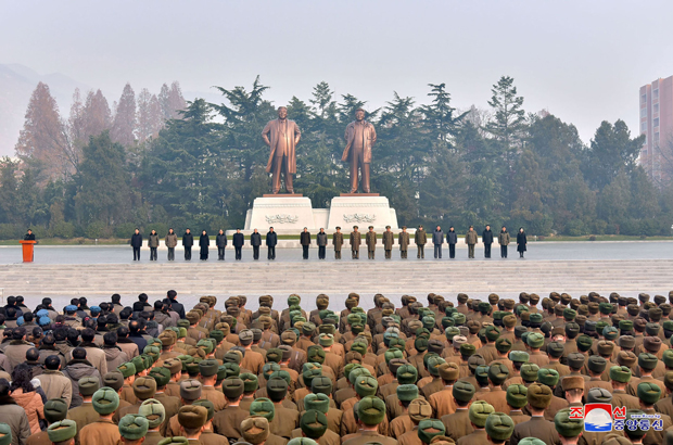 Coreia do Norte, guerra - Uma parada militar celebra o lançamento exitoso de um míssil balístico Hwasong-15, em Pyongyang, na Coreia do Norte, em 29 de novembro de 2017 (STR/AFP/Getty Images)