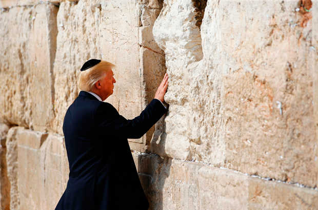 Israel, Jerusalém, capital, embaixadas - O presidente estadunidense Donald Trump visita o Muro das Lamentações em Jerusalém em 22 de maio de 2017 (Ronen Zvulun/AFP/Getty Images)