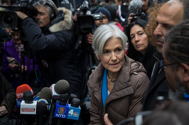 Jill Stein, Partido Verde, conluio, Rússia - A candidata presidencial do Partido Verde, Jill Stein, fala numa coletiva de imprensa na Quinta Avenida, na calçada oposta da Trump Tower, em Nova York, em 5 de dezembro de 2016 (Drew Angerer/Getty Images)