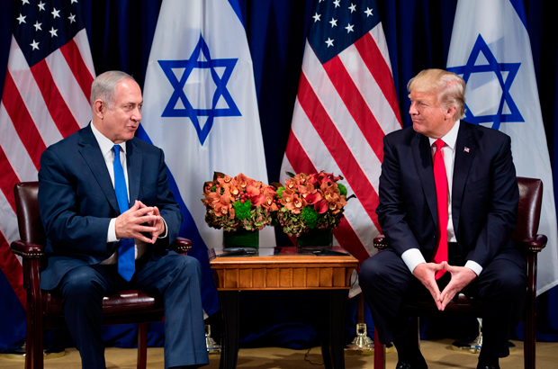 ONU, EUA, Israel, Jerusalém, embaixada - O presidente estadunidense Donald Trump escuta enquanto o primeiro-ministro israelense Benjamin Netanyahu faz uma declaração à imprensa antes de uma reunião no Palace Hotel durante a 72ª sessão da Assembleia Geral das Nações Unidas em Nova York em 18 de setembro de 2017 (Brendan Smialowski/AFP/Getty Imagens)