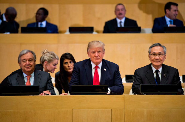 ONU, EUA, Israel, Jerusalém, embaixada - (esq.-dir.) O secretário-geral da ONU, Antonio Guterres (esq.), o presidente estadunidense Donald Trump e o ministro das relações exteriores da Tailândia, Don Pramudwinai, na sede da ONU em Nova York em 18 de setembro de 2017 (Brendan Smialowski/AFP/Getty Images)