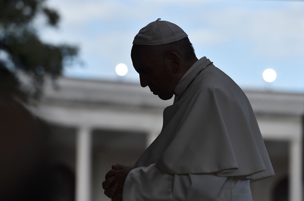 Portugal - O Papa Francisco reza diante de uma figura representativa de Nossa Senhora de Fátima durante sua visita à Capela das Aparições no Santuário de Fátima, em Fátima, Portugal, em 12 de maio de 2017 (Tiziana Fabi/AFP/Getty Images)