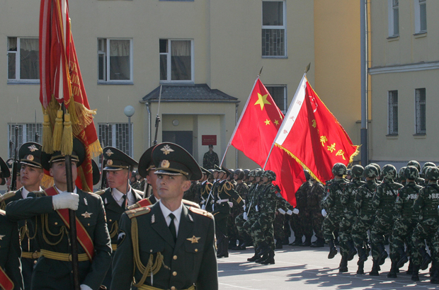 Rússia, China, militar - Soldados russos e chineses marcham durante a cerimônia de abertura de um exercício conjunto russo-chinês de contraterrorismo, nomeado "Amizade 2007", em Balashikha, na periferia de Moscou, em 4 de setembro de 2007 (Maxim Marmur/AFP/Getty Images)