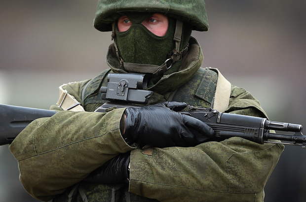 Rússia, China, militar - Homens armados, que se acredita serem patrulhas militares russas, fazem prontidão diante de uma base militar ucraniana em Simferopol, na Ucrânia, em 12 de março de 2014 (Dan Kitwood/Getty Images)