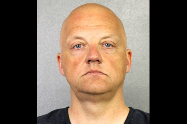 Volkswagen, diesel - Oliver Schmidt, um executivo da Volkswagen, acusado de conspiração para defraudar os Estados Unidos no escândalo de emissões de diesel da empresa, é visto nesta foto de arquivo em Fort Lauderdale, Flórida, EUA, fornecida em 9 de janeiro de 2017 (Cortesia do escritório do xerife do condado de Broward via Reuters)