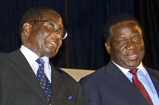 Zimbábue, Robert Mugabe, aposentadoria, privilégios - O então presidente zimbabuense Robert Mugabe com seu aliado político Emmerson Mnangagwa, agora o líder país, numa imagem de 2004 (STR/AFP/Getty Images)