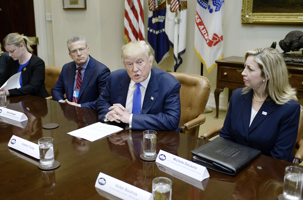 EUA, Trump, tráfico humano, tráfico sexual - O presidente estadunidense Donald Trump fala durante uma sessão sobre tráfico humano nacional e internacional no Salão Roosevelt da Casa Branca, em Washington, D.C., em 23 de fevereiro de 2017 (Oliver Douliery/Getty Images)