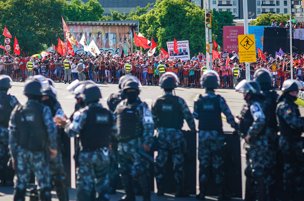 Brasil, Lula, Partido dos Trabalhadores, PT, julgado, condenado, corrupção, lavagem de dinheiro - A polícia de choque permanece de prontidão quando apoiadores do ex-presidente Luiz Inácio Lula da Silva se manifestam perto do Tribunal Regional Federal em Porto Alegre em 24 de janeiro de 2018 (Jefferson Bernardes/AFP/Getty Images)