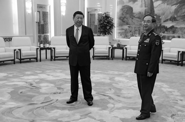 China, Partido Comunista Chinês, Jiang Zemin, Fang Fenghui, corrupção, suborno - O líder chinês Xi Jinping (esq.) e o general Fang Fenghui no Grande Salão do Povo em Pequim em 17 de agosto de 2017 (Andy Wong/AFP/Getty Images)