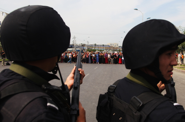 China, Xinjiang, uigures, repressão - Uigures protestam em frente de policiais chineses em Urumqi, a capital da província de Xinjiang, China, em 7 de julho de 2009 (Guang Niu/Getty Images)