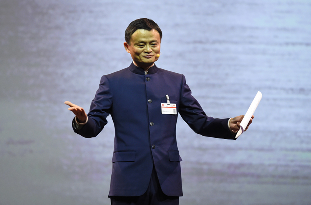 China, Partido Comunista Chinês, Xi Jinping, empresariado, pobreza - O fundador e presidente executivo do Grupo Alibaba, Jack Ma, fala numa feira de tecnologia em Hanôver, na Alemanha, em 15 de março de 2015 (Tobias Schwarz/AFP/Getty Images)