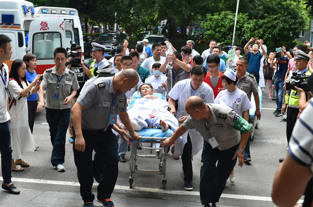 China, fraude, hopitais, seguro de saúde - Um mulher chinesa ferida chega a um hospital na província de Sichuan, no Sudoeste da China, em 9 de agosto de 2017 (STR/AFP/Getty Images)